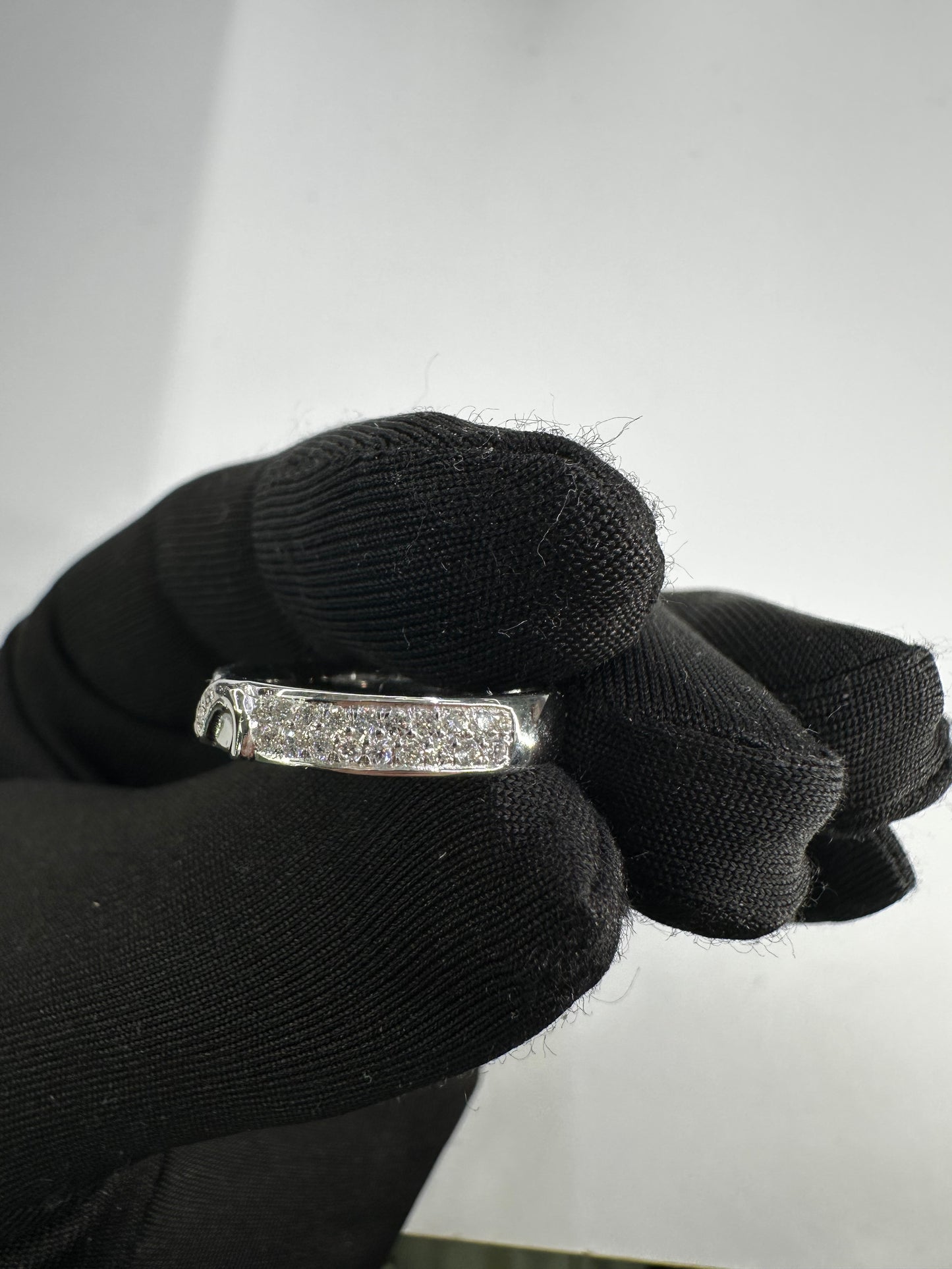 DIAMOND SETTING FOR 18KWG BAND (half way)